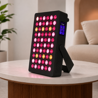 Luxyor Lumi 110 sort på et sidebord i marmor i en stue med det røde lys tændt