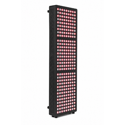 Lumi 700 sort panel set fra siden med ventilationshuller i kabinettet