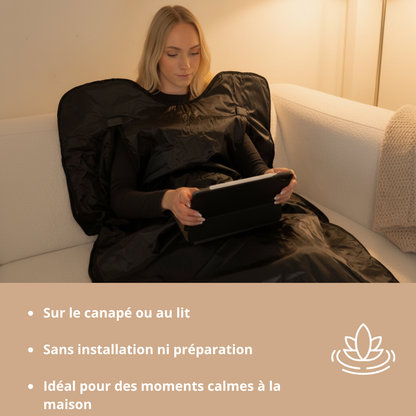 Couverture de sauna infrarouge Luxyor Comfort 150 sur le canapé, sans installation fixe