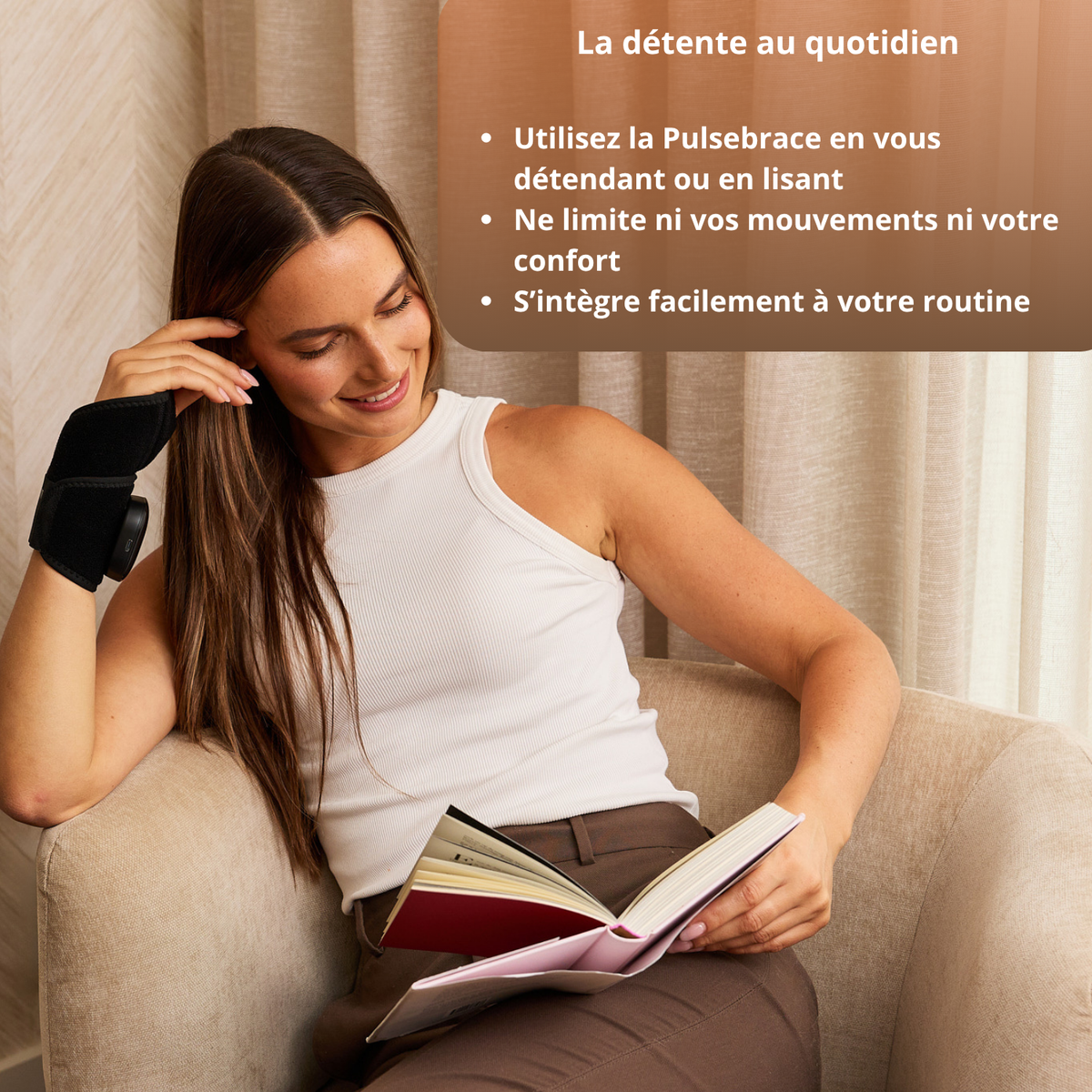 Femme portant la Pulsebrace 110 au poignet en se détendant et en lisant