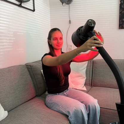 Woman adjusting the lamp head of the Redlight 160 infrared lamp by hand